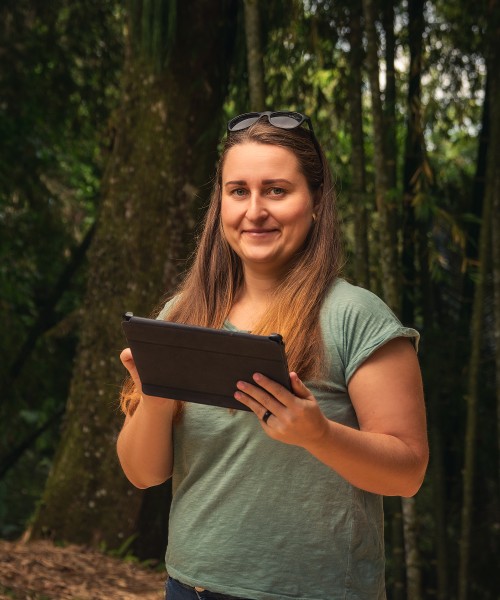 Linguadoo, Contact, Czech and German teacher Daniela Grunwald working with tablet